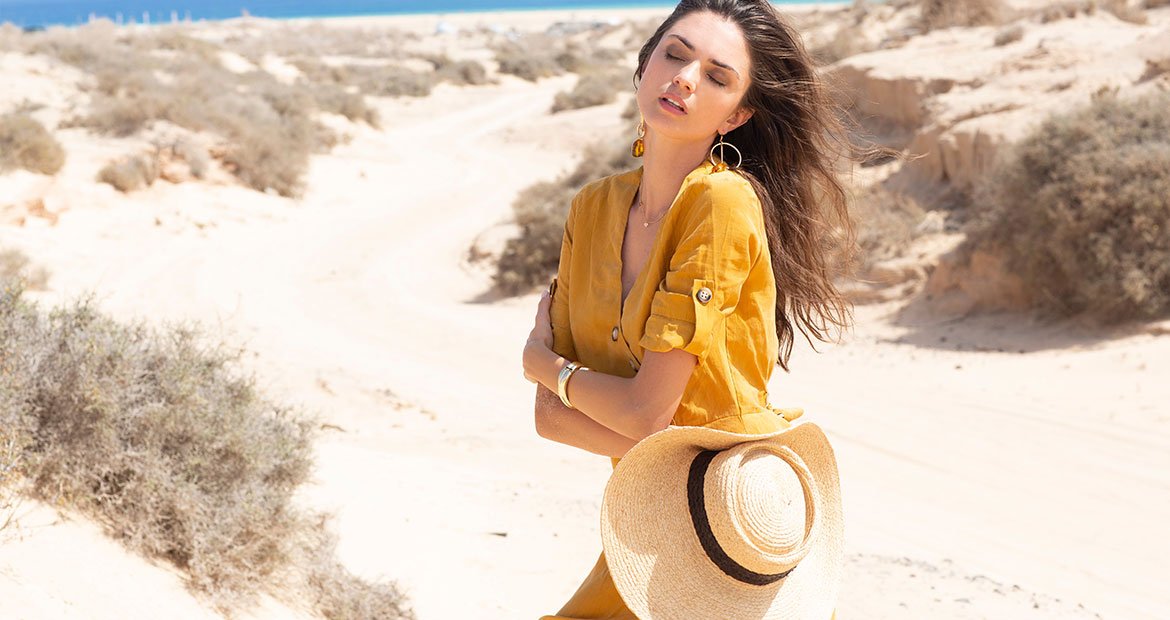 Modelo Na Praia Com Roupas Amarelas